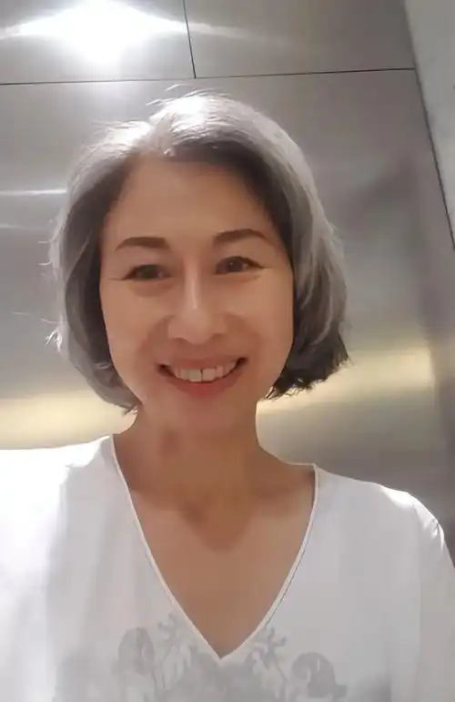 65岁朱玲玲和62岁叶倩文同框,我见到了大美人优雅老去的魅力