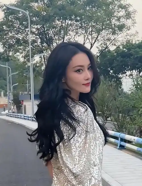 张馨予到重庆商演,恰逢长了青春痘不仅没有吃上火锅还扎了20针