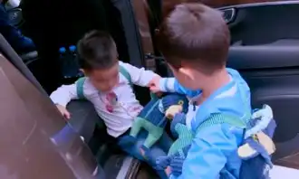 安吉三步一回头确认爸爸来没来表情悲伤,沙溢果然不靠谱