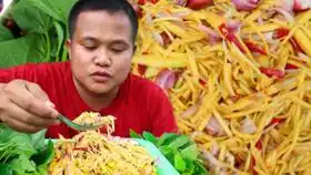 快来看美男子小奶狗肌肉男的巧克力吃播