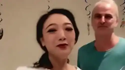 中国媳妇着急上厕所,洋女婿在旁边秒变表情包,太逗了