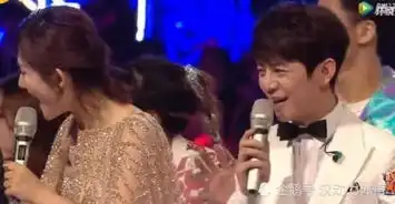 跨年晚会谢娜兴奋失控何炅救场遭无视,大家注意看何炅表情