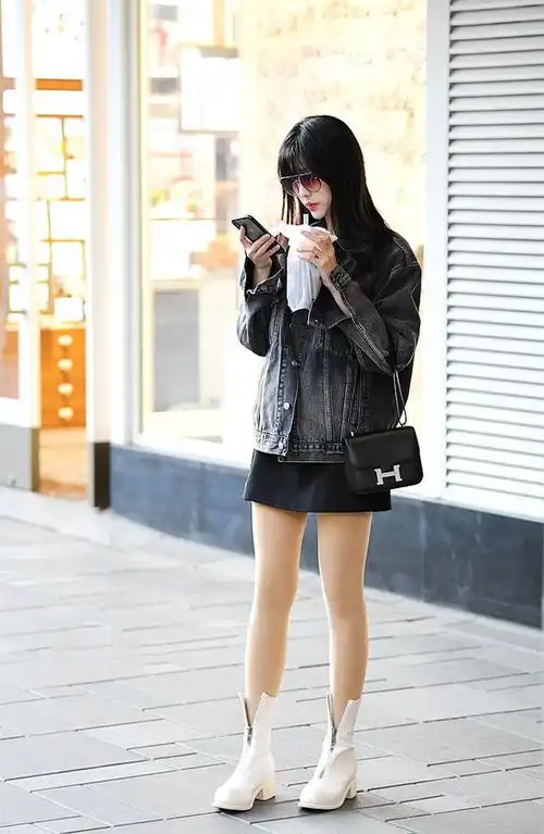 街拍注重保暖的光腿神器美女