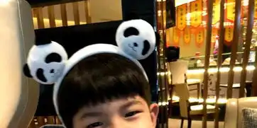沙溢再晒熊孩子安吉酷帅十足小鱼儿捧脸元气满满