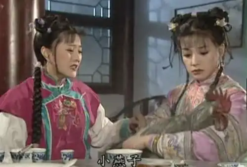 还珠小燕子要和紫薇有鸡同抱,谁注意到尔康的表情了