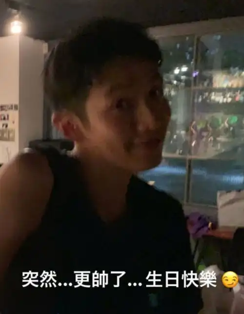 柯震东跑车违停人行道后去剪头发,事业回升柯震东心情大好长胖了