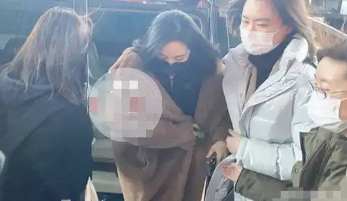 杨幂春晚节目疑被毙,戴口罩低头离开,看来顶流身份也受限制