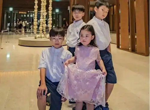 表情包宋民国长大了褪去婴儿肥后,简直帅到不敢认