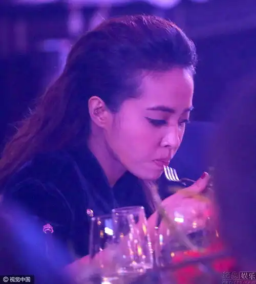 蔡依林晚宴大吃特吃大笑瞪眼表情包丰富