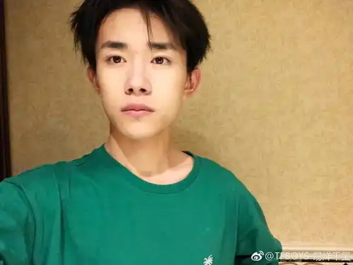 易烊千玺发型秒变女侠,认真的样子好像网友欠他钱一样