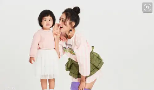 包贝尔晒包饺子照包文婧和女儿表情神同步真漂亮大大的眼睛随了妈