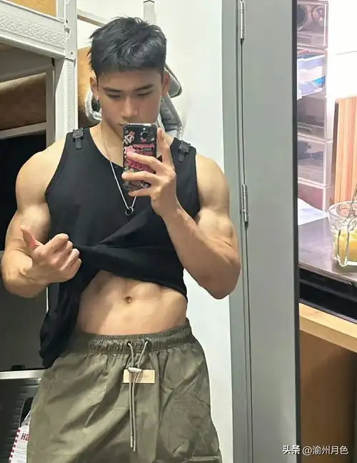 大块头脂包肌男人,让人迷恋他的腹肌