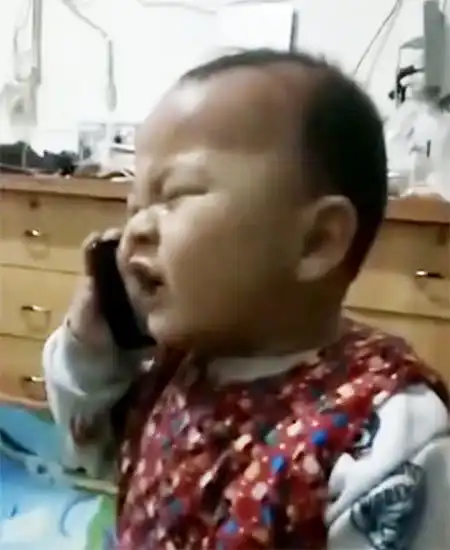 被妈妈教训,宝宝哭着跟爸爸告状,挂断电话后表情亮了,未来影帝