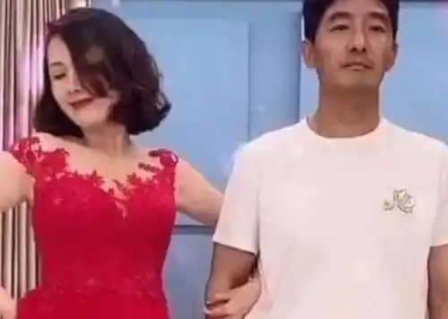 拒绝亲吻引发猜疑郭晓冬与程丽丽疑似感情破裂,同框面无表情