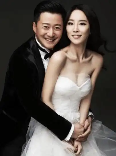 难怪吴京不晒自己妻子,看到谢楠长头发的样子,网友傻子才晒