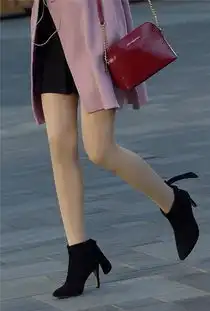 街拍冬季时尚光腿神器彰显女人独到魅力