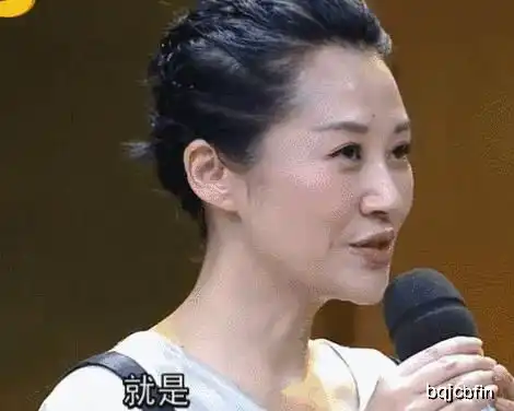 许晴又任性,1米68穿连体裤优雅又高级,结果几十块包包太抢镜