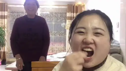 女儿在自恋的拍视频,表情动作充满了喜感,没想到最后被老母亲抢镜了
