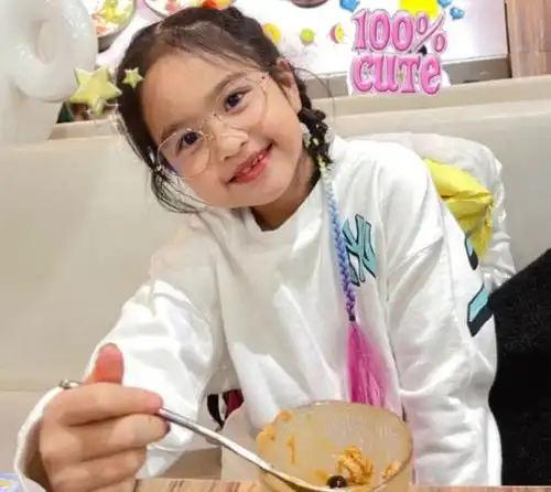 包贝尔夫妇为女儿庆生,7岁饺子打扮隆重,与宾客轮流合照星范足