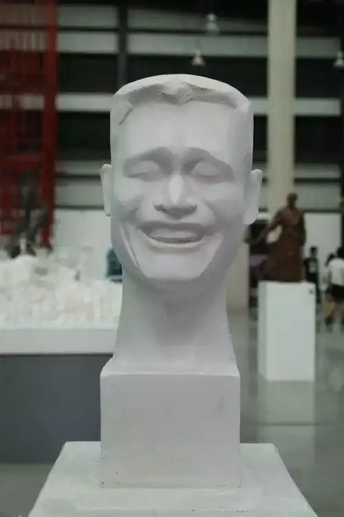 广美表情包雕塑火了,学友看了想打人想不到作者用意是