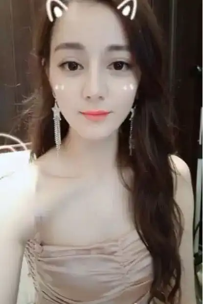 迪丽热巴低胸直播,上围拥挤身材棒,她手上的比心瞬间圈粉