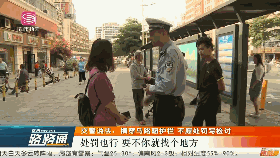 一男一女翻护栏过马路,下一秒全被交警拦下