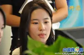 刘亦菲素颜吐舌可爱表情罕见陪酒照曝光图