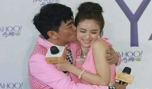 吴宗宪台上对女儿又亲又摸,吴姗儒表情抗拒,连番阻挡无效超尴尬