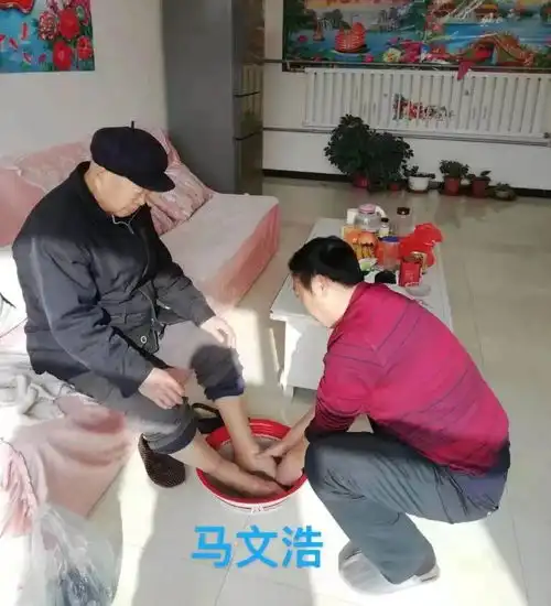 于桥乡开展念党恩孝双亲,为父母洗脚活动