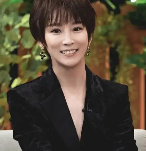 终于知道谢楠为何剪短发,看她公开的长发造型,连吴京都不敢直视