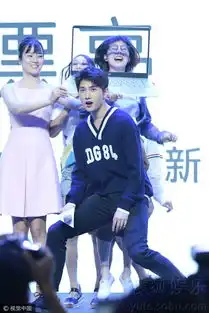 杨洋狂摆pose变表情包遭迷妹揽腰熊抱一脸惊愕