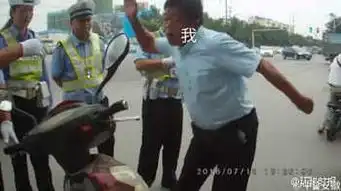 违章男子成表情包网友即兴发挥还是天生奇才