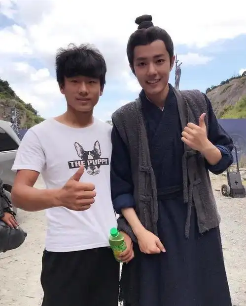 肖战与狼殿下剧组成员合影,气氛很欢乐,表情很好