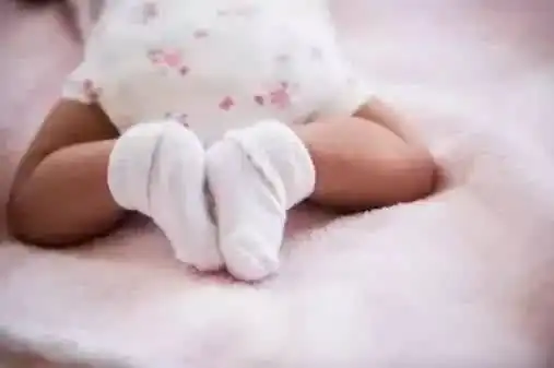 为什么宝宝总爱脱袜子这3个原因,妈妈要了解