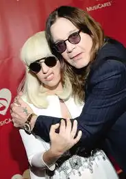 ladygaga被摇滚男星强抱表情显厌恶