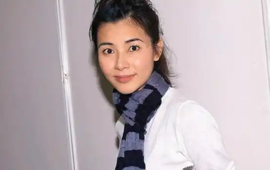 蒙嘉慧移居日本晒自拍,手捧仓鼠表情卖萌,眼角皱纹却出卖年龄