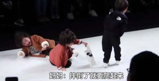 4岁萌娃走秀被绊倒,当场做害羞表情萌翻观众