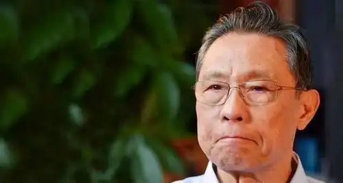 老戏骨王学圻扮演钟南山,戴上口罩与钟南山神似