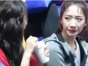 吴宣仪把喝过的奶茶给孟美岐,有谁注意孟美岐表情塑料姐妹情