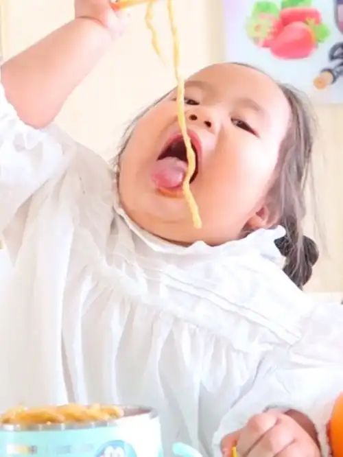 辣目洋子妹妹火上热搜,辣目洋子夸可爱,还献上一段拉丁舞