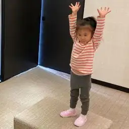 陈冠希女儿alaia扎高马尾尬舞,摆动双手扭屁股超可爱