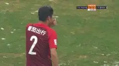 赵明剑后场长传撕裂华夏防线拉维奇遭对手包夹难有威胁