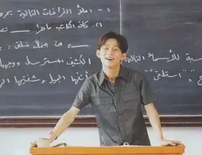 何炅爱讲黄段子上课像孩子花衬衫寸头年轻如此任性