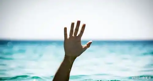 心在滴血男子勇救落水儿童家长做个样子送了条烟,竟被男子收了