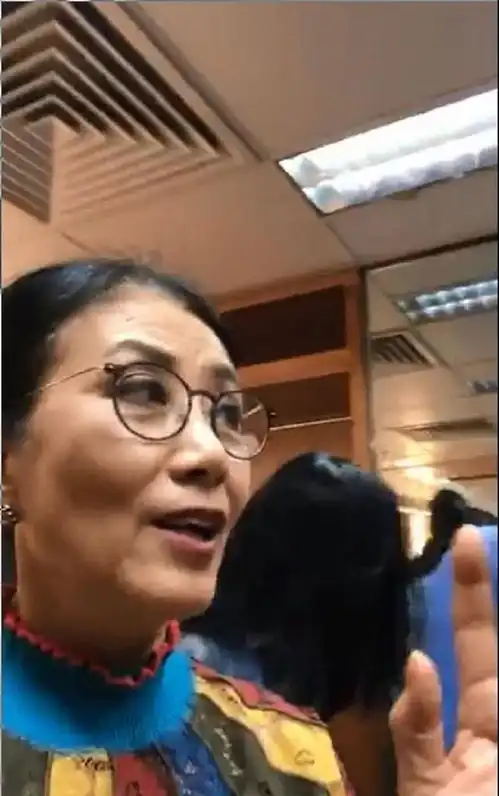 汪明荃演唱会后台直播没开滤镜,刘嘉玲半遮面,梁朝伟表情亮了