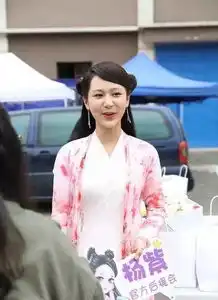 杨紫加入笑毁了大军都说整容后遗症很严重吧,笑起来脸好僵