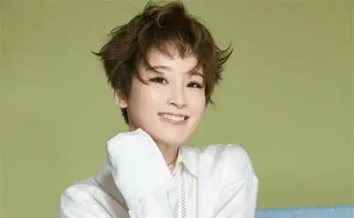 谢楠常年不留长发看到长发后的照片,网友吴京不让留吧