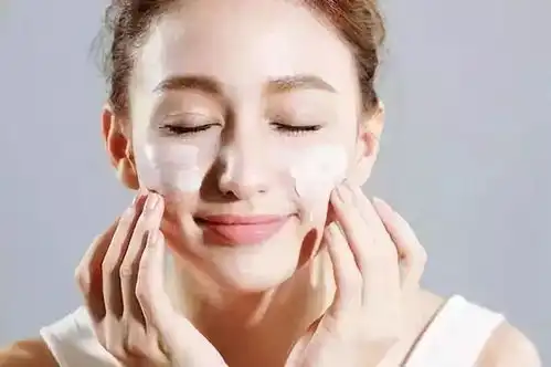 脸上长痘痘了,还能敷面膜吗