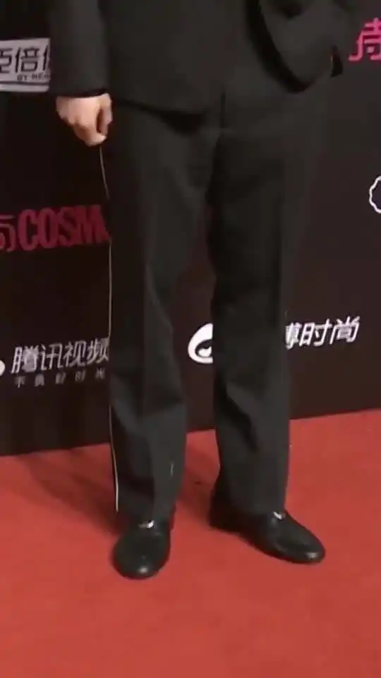 李易峰出席活动,表情有点搞笑啊,真的感觉他胖了啊