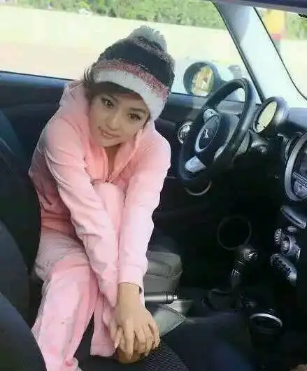 搞笑gif图妹子,你的表情好有违和感啊